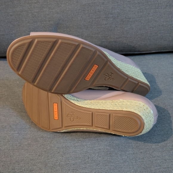 Tan Peep-Toe Heels with Classic Silhouette - Picture 9 of 9